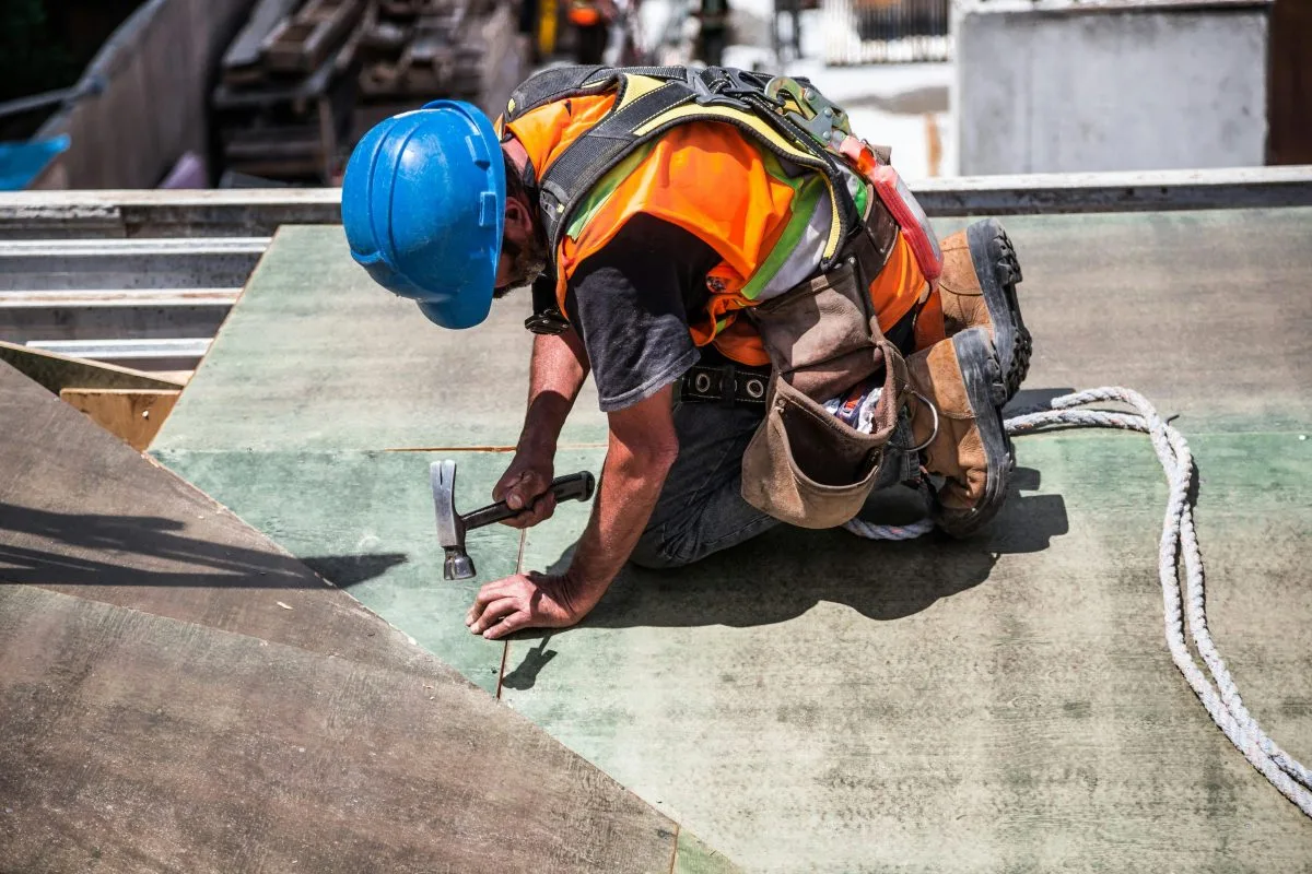 Réparateur amateur travaillant sur une toiture en rénovation