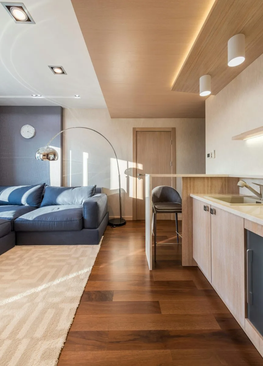 Parquet en bois vitrifié avec finition brillante et esthétique soignée